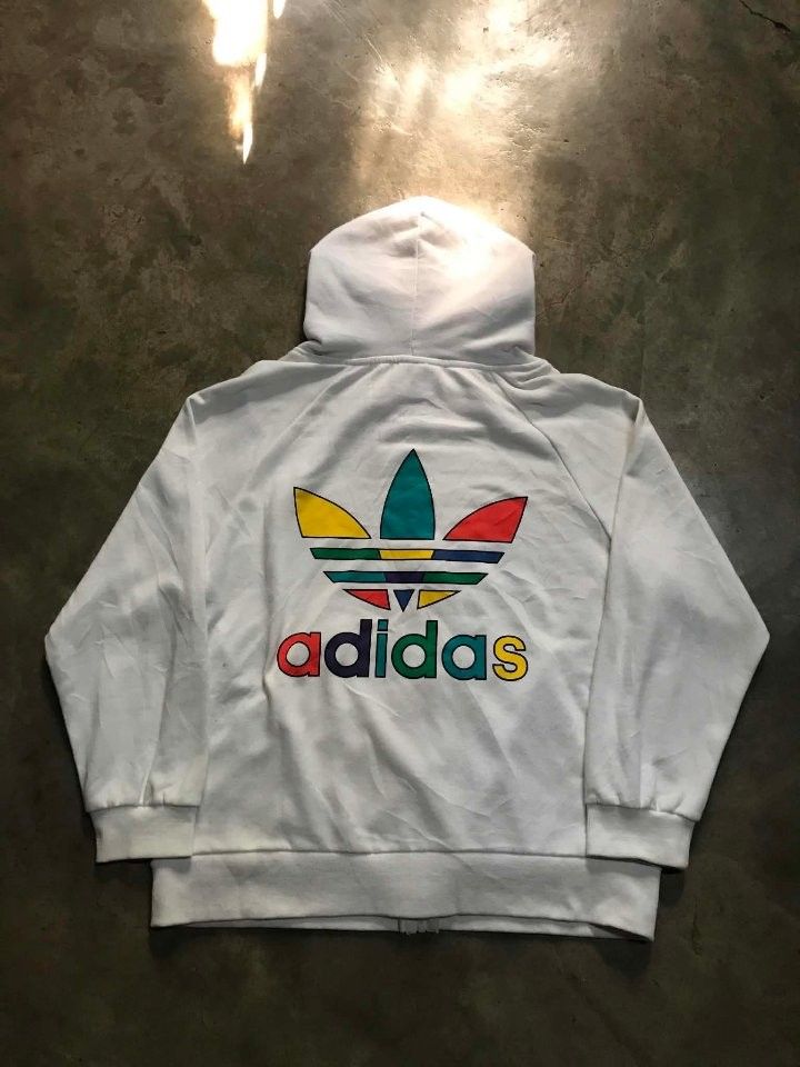 ADIDAS ZIP UP HOODIE (Category: Coats, Jackets and Outerwear) located in Ajuy. Submitted by wizerabbit420 (Listing ID 1465547447, Image 3). Description: Adidas Originals Full-Zip Graphic Hoodie MEDIUM ON TAG BOXY FIT 22x26 ISSUE NEED WASH 9.7/10 CONDITION 📥.