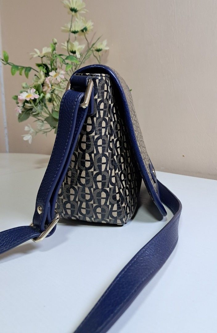 Aigner Crossbody Bag (Category: Luxury Bags & Wallets) located in Zamboanga. Submitted by corneliasbags (Listing ID 1465421951, Image 2). Description: -almost like new pa po ang condition neto kaya wala napo akong ma edetails..