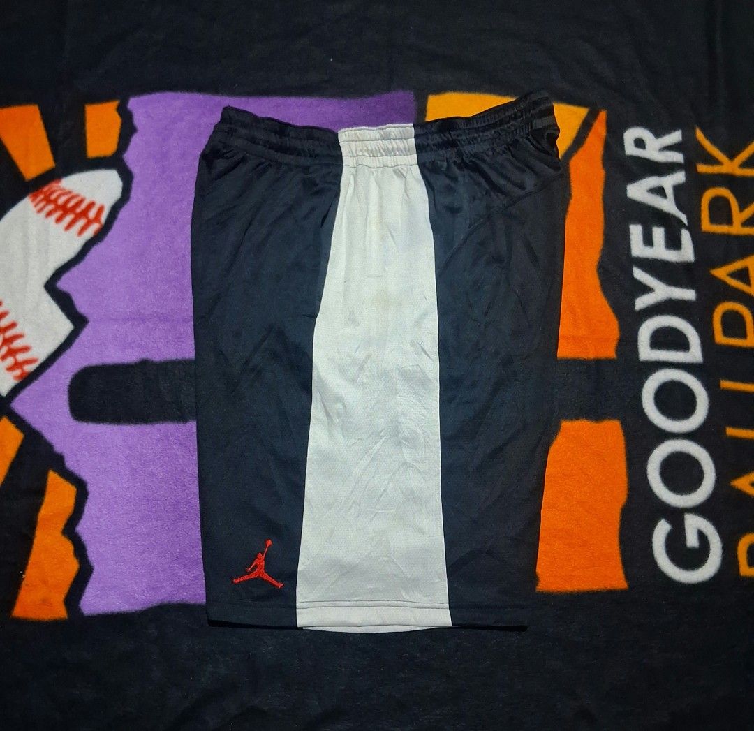 AIR JORDAN (Category: Shorts) located in Pasacao. Submitted by wa_wits (Listing ID 1465571353, Image 2). Description: ▫️AIR JORDAN Adult Size: L Width: 32 Length: 23 Issue: Need Wash Excellent Condition Color Rate: 9/10.