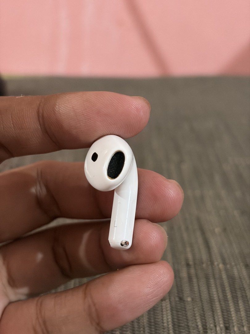 AirPods Gen 4 left buds non ANC (Category: Earphones) located in Dasmarinas. Submitted by markusi22 (Listing ID 1465528320, Image 2). Description: .