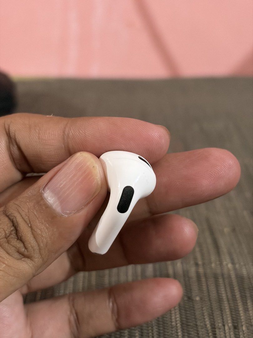 AirPods Gen 4 left buds non ANC (Category: Earphones) located in Dasmarinas. Submitted by markusi22 (Listing ID 1465528320, Image 3). Description: .