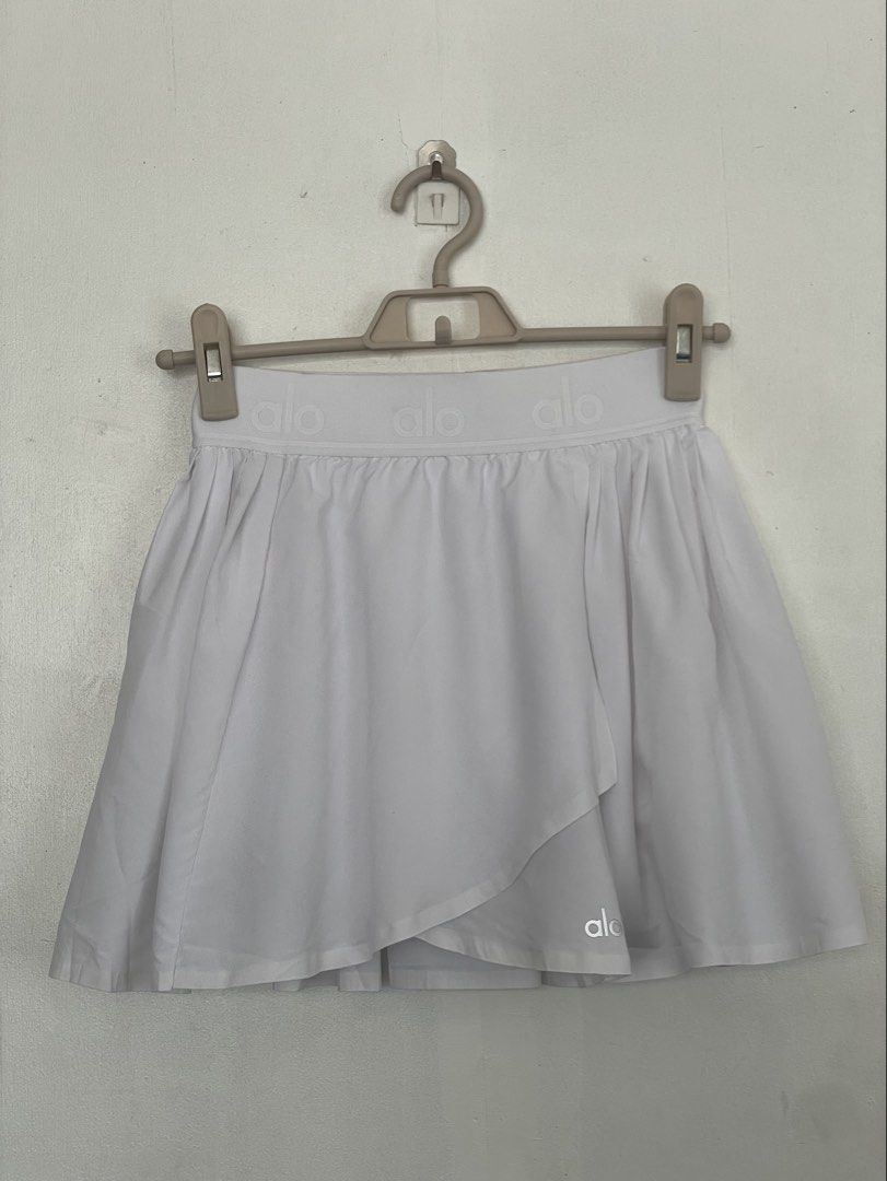 Alo White Skort XS (Category: Activewear) located in Tuguegarao City. Submitted by ziggerryy (Listing ID 1465483641, Image 1). Description: No flaws. No holes W24-28 L13.5 With inner cycling and pockets Super ganda Last price posted.