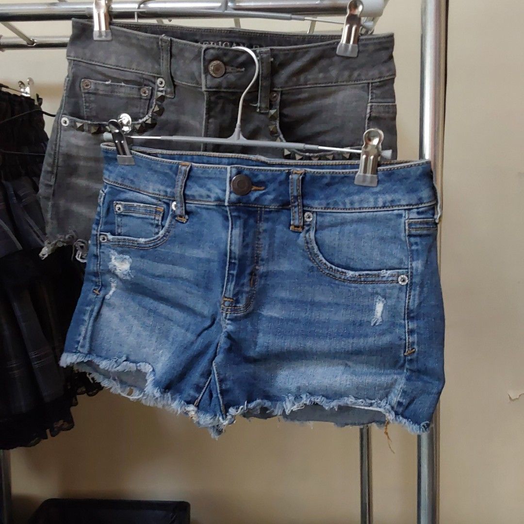 [American eagle] Shorts bundle (Category: Shorts) located in Magarao. Submitted by cinabonthrifts (Listing ID 1465445052, Image 1). Description: In really good condition ( ´∀｀ )b Size: Blue (28-32) Gray (28-30) MOP: Gcash MOD: Jnt.
