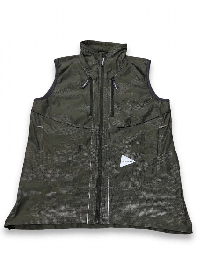 And Wander Reflective Raschel Ripstop Vest (Category: Vests) located in Muntinlupa City. Submitted by afterclass_ph (Listing ID 1465515714, Image 1). Description: 27 x 21 4 technical pockets with all working zippers no issue Made in Japan.