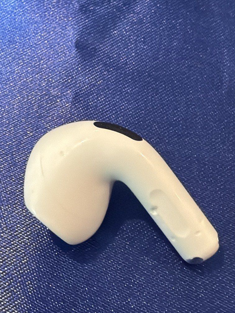 Apple AirPods 4 (Left) - original Earbud (Category: Earphones) located in Manila. Submitted by raiswitch (Listing ID 1458602608, Image 3). Description: - Apple AirPods Pro Right Earbud - Color: White - Replacement piece only - Fully functional and works perfectly - **Important:** Charging case NOT included. This is for the earbud only With minimal dog bite marks but presentable and ok hehe..