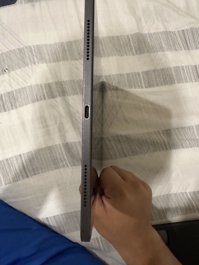 Apple iPad Pro 11-inch (2nd Generation) 256GB Space Grey (w/issue) (Category: iPad) located in Muntinlupa City. Submitted by el1b12345 (Listing ID 1465493401, Image 3). Description: Model: iPad Pro 11-inch (2nd Generation, MXDC2LL/A) - Storage: 256GB capacity - 11 inch - Space Gray - W/issue Issue: Broken Lcd, when full charged working with slight static on left screen. When trying to open a navy blue screen is seen but software is working (see o