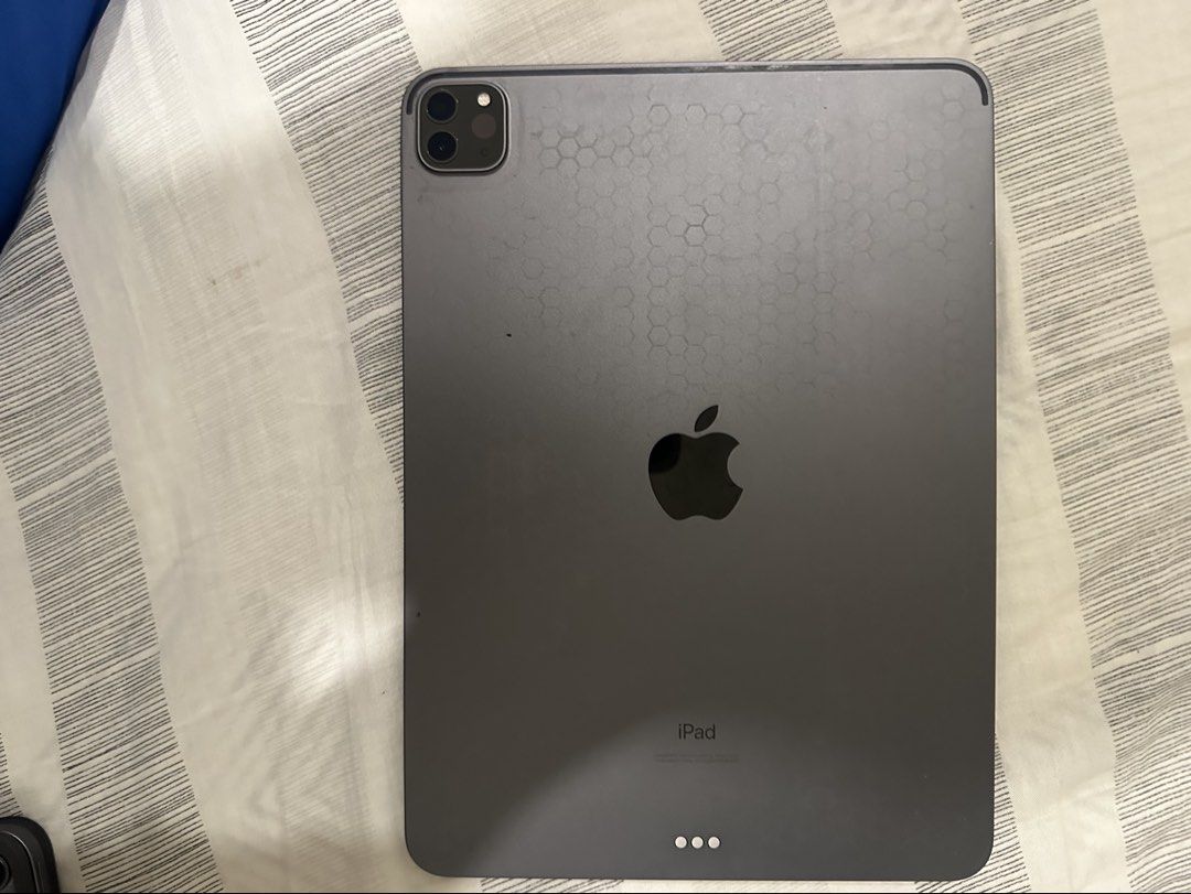Apple iPad Pro 11-inch (2nd Generation) 256GB Space Grey (w/issue) (Category: iPad) located in Muntinlupa City. Submitted by el1b12345 (Listing ID 1465493401, Image 2). Description: Model: iPad Pro 11-inch (2nd Generation, MXDC2LL/A) - Storage: 256GB capacity - 11 inch - Space Gray - W/issue Issue: Broken Lcd, when full charged working with slight static on left screen. When trying to open a navy blue screen is seen but software is working (see o