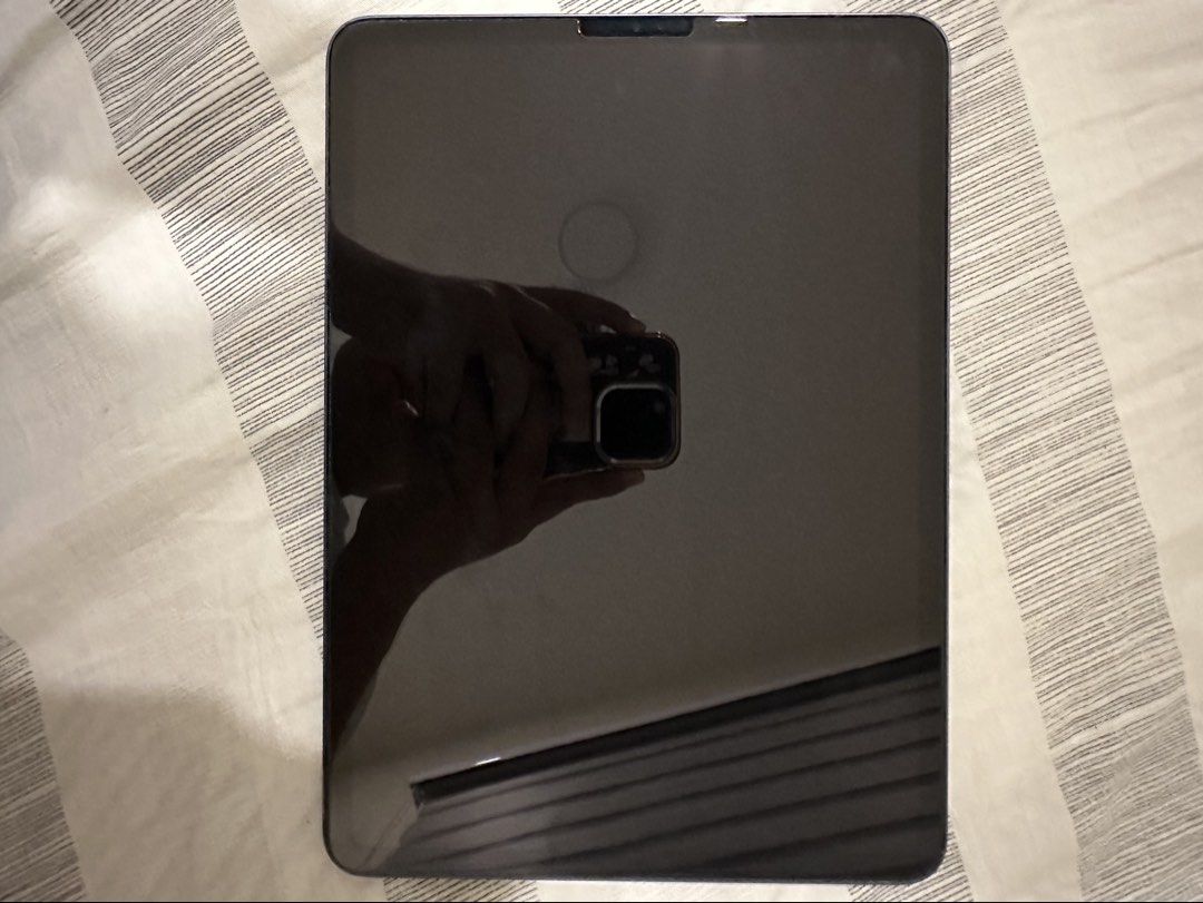 Apple iPad Pro 11-inch (2nd Generation) 256GB Space Grey (w/issue) (Category: iPad) located in Muntinlupa City. Submitted by el1b12345 (Listing ID 1465493401, Image 1). Description: Model: iPad Pro 11-inch (2nd Generation, MXDC2LL/A) - Storage: 256GB capacity - 11 inch - Space Gray - W/issue Issue: Broken Lcd, when full charged working with slight static on left screen. When trying to open a navy blue screen is seen but software is working (see o