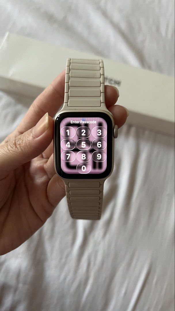 Apple watch SE 2nd Gen 40mm starlight (Category: Wearables & Smart Watches) located in Manila. Submitted by obbusemer38788 (Listing ID 1465408397, Image 3). Description: - Brand: Apple - Model: Watch SE (2nd Generation) - Size: 40mm - Color / Finish: Starlight Aluminum Case with matching Starlight band - Condition: Excellent, well-maintained - Inclusions: Complete with original box and magnetic charging cable - Features: Fitness tracking, notific