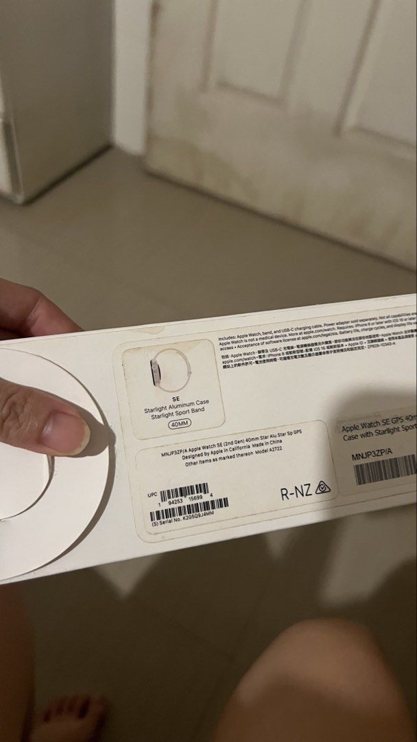 Apple watch SE 2nd Gen 40mm starlight (Category: Wearables & Smart Watches) located in Manila. Submitted by obbusemer38788 (Listing ID 1465408397, Image 2). Description: - Brand: Apple - Model: Watch SE (2nd Generation) - Size: 40mm - Color / Finish: Starlight Aluminum Case with matching Starlight band - Condition: Excellent, well-maintained - Inclusions: Complete with original box and magnetic charging cable - Features: Fitness tracking, notific