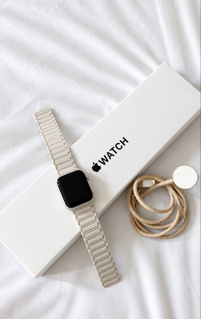 Apple watch SE 2nd Gen 40mm starlight (Category: Wearables & Smart Watches) located in Manila. Submitted by obbusemer38788 (Listing ID 1465408397, Image 1). Description: - Brand: Apple - Model: Watch SE (2nd Generation) - Size: 40mm - Color / Finish: Starlight Aluminum Case with matching Starlight band - Condition: Excellent, well-maintained - Inclusions: Complete with original box and magnetic charging cable - Features: Fitness tracking, notific