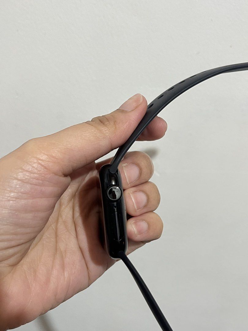 Apple Watch Series 10 (Category: Wearables & Smart Watches) located in Pasay City. Submitted by loisaa (Listing ID 1465489103, Image 2). Description: No issue 100% bh .