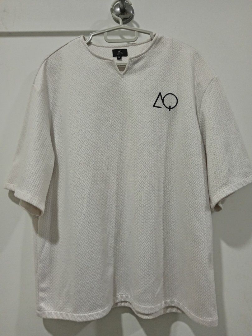 AQ Basic (White) (Category: Tops) located in Shah Alam. Submitted by svfwan (Listing ID 1465480526, Image 1). Description: - Brand: AQ Merch Basic - Color: White - Size: M/L (Pit 24, length 27) - Condition: 9/10, jarang guna. - Price: RM210. .