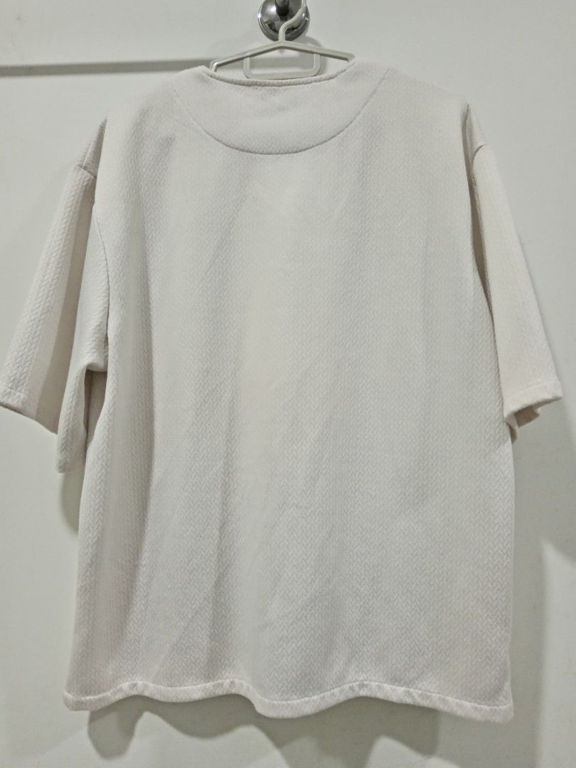AQ Basic (White) (Category: Tops) located in Shah Alam. Submitted by svfwan (Listing ID 1465480526, Image 2). Description: - Brand: AQ Merch Basic - Color: White - Size: M/L (Pit 24, length 27) - Condition: 9/10, jarang guna. - Price: RM210. .