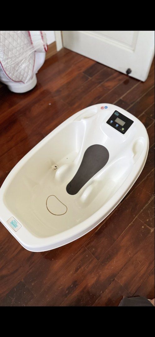 Aqua Scale Baby Bathtub with Digital Scale (Category: Bathtub & Bath Accessories) located in Manila. Submitted by westcoastk76738 (Listing ID 1465442335, Image 1). Description: - Item: White Aqua Scale Infant Bathtub - Condition: Clean and fully functional - Built-in digital scale (works with or without water) - Anti-slip pad for safety and security - Ergonomic design suitable for newborns to toddlers - Convenient drainage plug at the bottom.