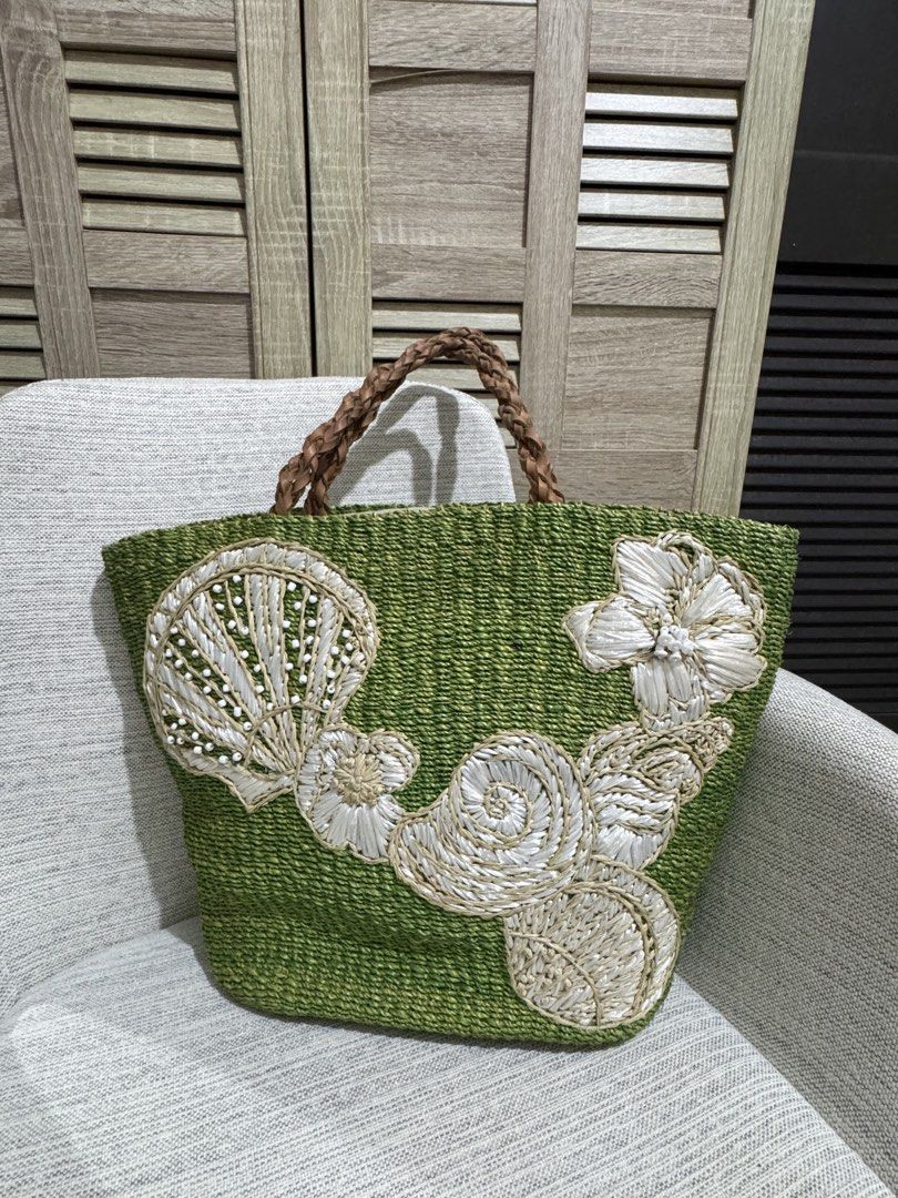 Aranaz bag (Category: Tote Bags) located in Muntinlupa City. Submitted by konmaried (Listing ID 1465528400, Image 2). Description: Lightly used only, haven’t worn in a long time needs cleaning on the inside .