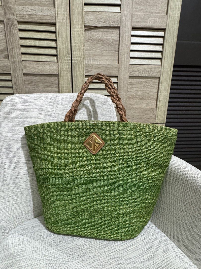Aranaz bag (Category: Tote Bags) located in Muntinlupa City. Submitted by konmaried (Listing ID 1465528400, Image 1). Description: Lightly used only, haven’t worn in a long time needs cleaning on the inside .
