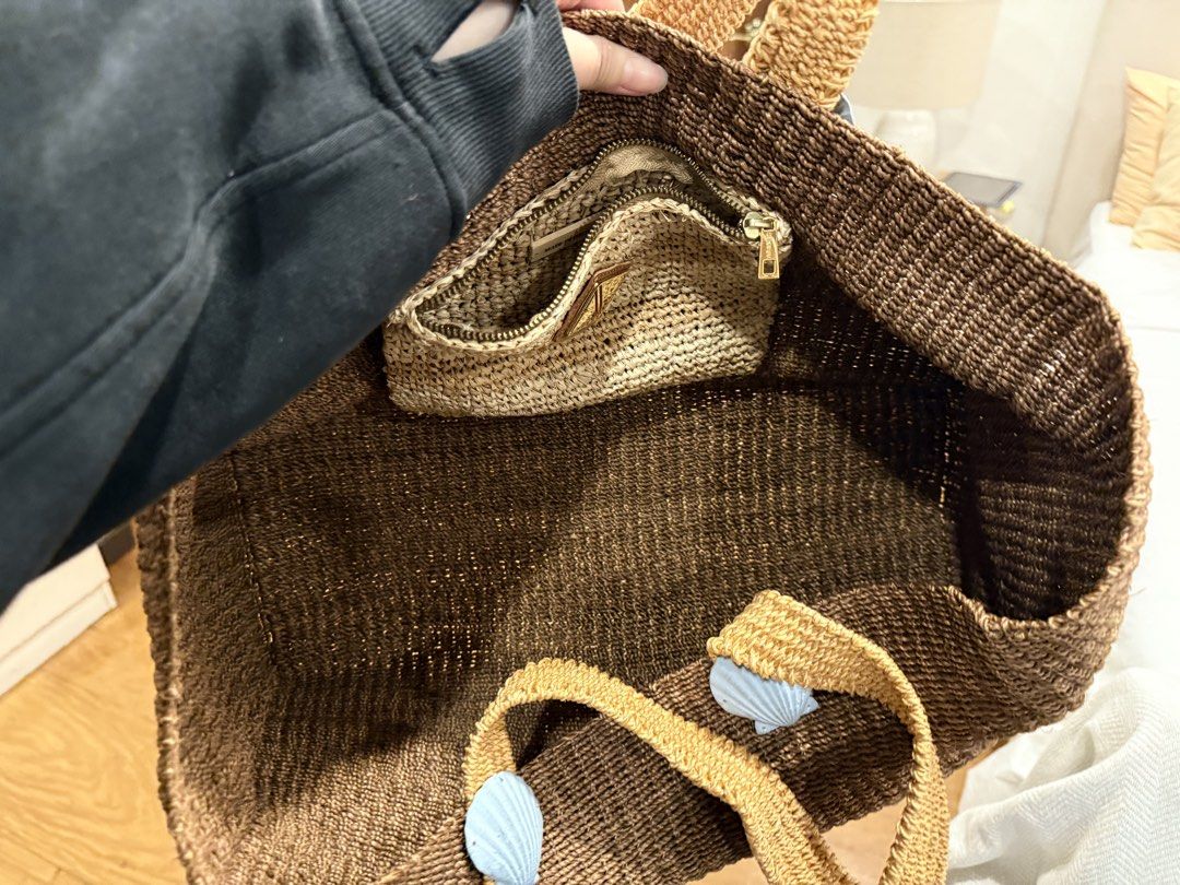 Aranaz Shell Tote (Category: Tote Bags) located in Pasig City. Submitted by aria.dc.fonacier (Listing ID 1465446741, Image 3). Description: Has defects on structure, check last photo. Other than that no scratches or anything. Last Price Posted Metro Manila Only .