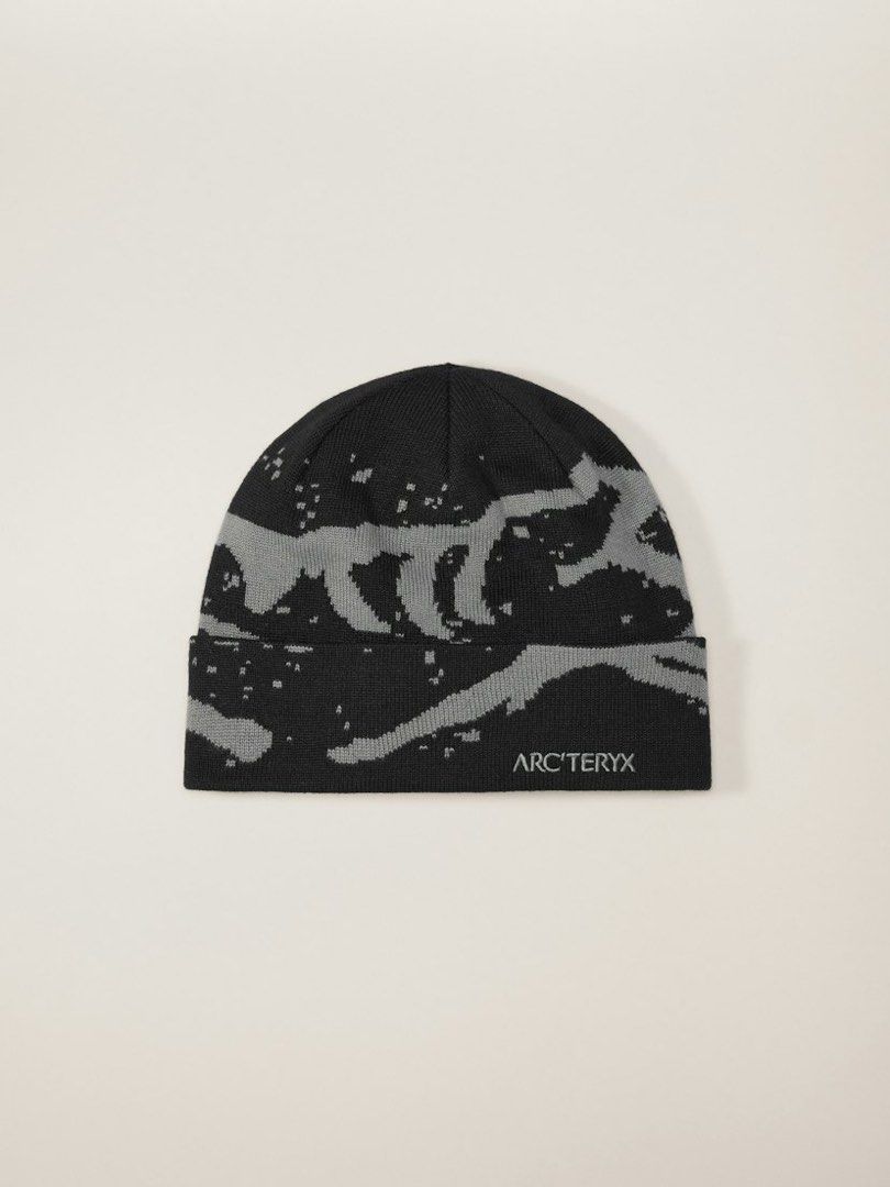 Arc'teryx Black Grey Graphic Knit Beanie (Category: Beanies) located in Compostela. Submitted by anyastark (Listing ID 1465391517, Image 1). Description: - Brand: Arc'teryx - Color: Black and grey - Design: All-over graphic pattern with embroidered lettering - Style: Ribbed cuff - Condition: Well-maintained, stored in a smoke-free home - Features: Warm and comfortable for cold weather - Cut tag.