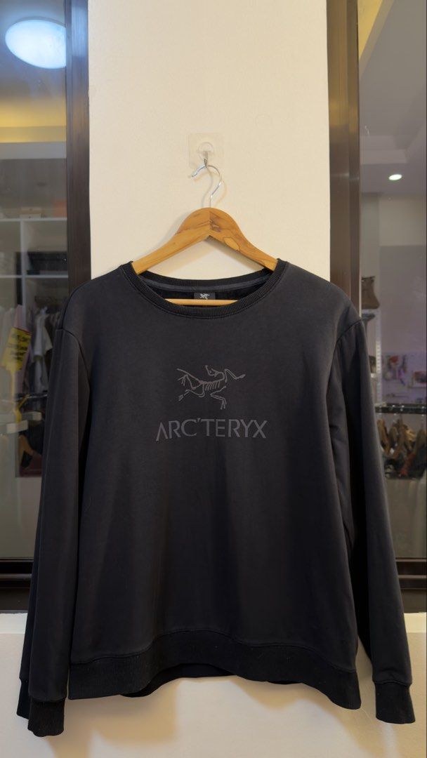 Arc'teryx Black Sweatshirt 2XL (Category: Coats, Jackets and Outerwear) located in Paranaque City. Submitted by mykapoynton (Listing ID 1465546811, Image 2). Description: Arc’teryx Black Sweatshirt 2XL - Color: Black - Size: 2XL - Design: Classic crewneck with iconic chest logo - Details: Ribbed cuffs and hem for a snug fit - Condition/Fit: Comfortable and ideal for casual wear or layering.