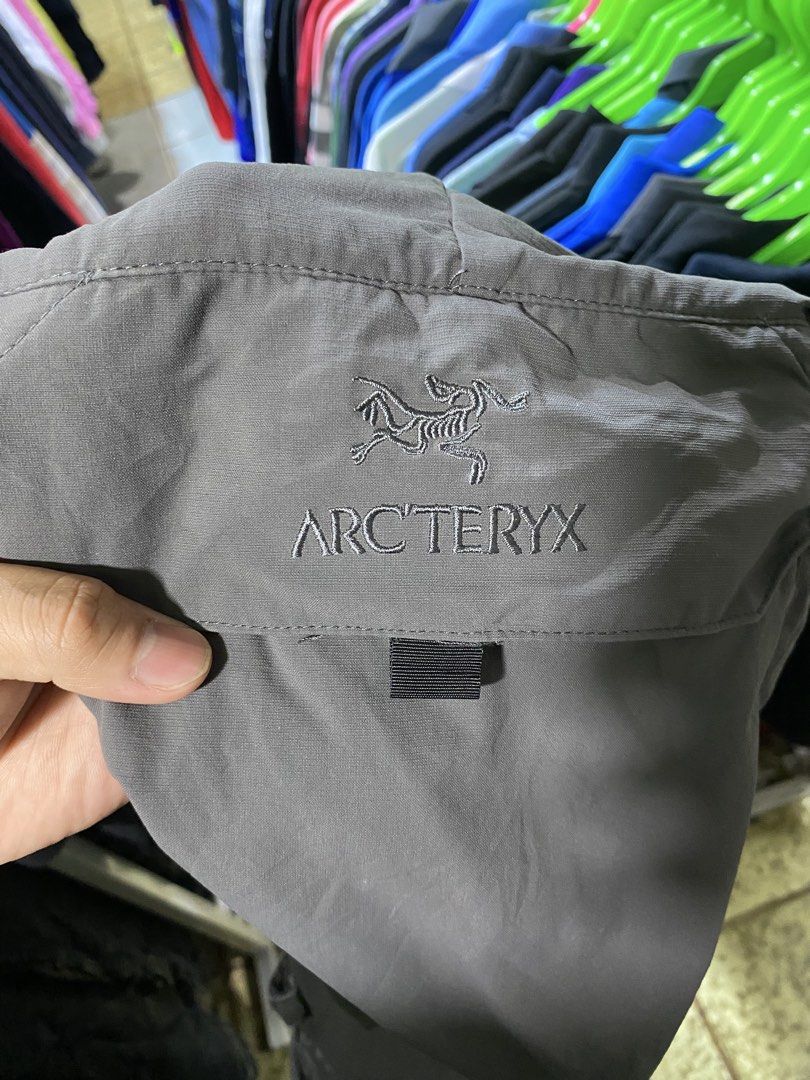 ARC’TERYX Cargo Shorts 6pockets (Category: Shorts) located in Baguio. Submitted by gama_apparel (Listing ID 1465403632, Image 3). Description: Size 2XL-XL Waisline 34-36 Length 23inch Colorrate 10/10 Excellent condi Issue: stain see last pic.