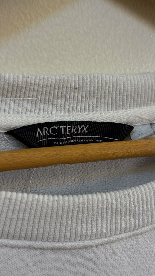Arc’teryx Two-Tone Raglan Sweatshirt (Category: Coats, Jackets and Outerwear) located in Paranaque City. Submitted by preluxeshop_ph (Listing ID 1465558603, Image 3). Description: Arc’teryx Two-Tone Raglan Sweatshirt - Style: Raglan sleeve sweatshirt with standard fit - Color: White body with dark grey sleeves - Design: Large skeletal graphic and brand text on front - Materials: 86% nylon, 14% elastane - Details: Ribbed crewneck, cuffs, and hem; 