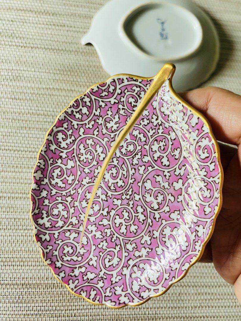 Arita ware Octopus Arabesque Pattern Leaf Shaped Dish (Category: Dinnerware & Cutlery) located in Davao. Submitted by shauitoys2019 (Listing ID 1465387000, Image 3). Description: P100 each With gold lining Ceramic Great for small dish plate trinket jewelries keys holder dish.
