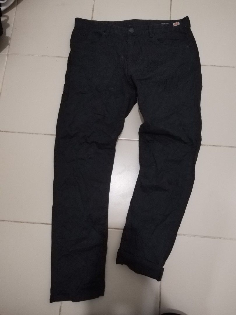 Armani (Category: Jeans) located in Bulacan. Submitted by side.hustle11 (Listing ID 1465443046, Image 3). Description: EMPORIO ARMANI SLIM FIT BLACK PANTS Waistline 32-34 Length 40 Hemp 7 Excellent condition black Price 1K Loc bulacan.