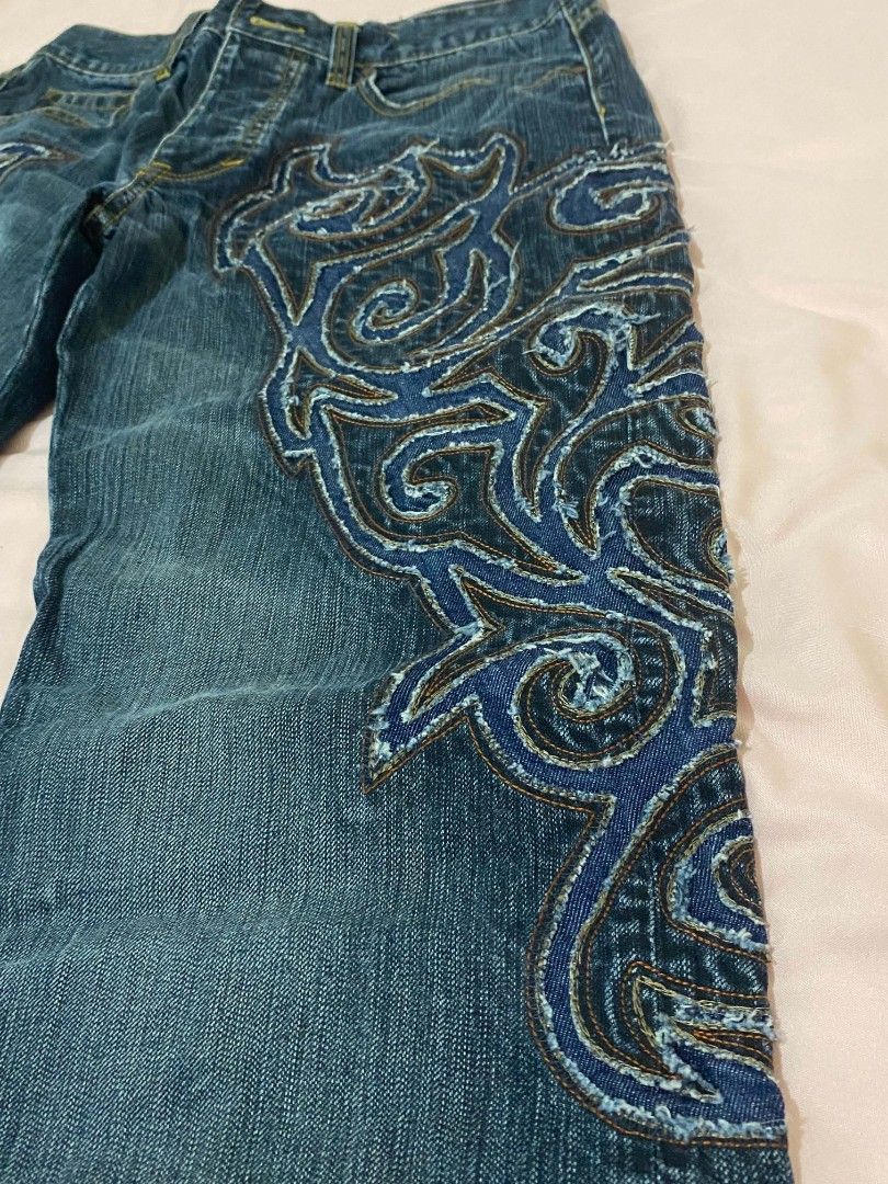 Armani Exchange Jeans with Embroidered Details (Category: Jeans) located in Iba. Submitted by yunqiz (Listing ID 1465498150, Image 3). Description: Size 29 on tag measurements laid flat (in.) outseam - 37 inseam - 26.5 waist - 14.5 opening - 8.
