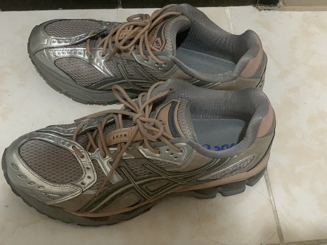 Asics Gel Nimbus 10.1 (Category: Sneakers) located in Antipolo. Submitted by phillyman_ (Listing ID 1465397240, Image 1). Description: Asics Gel Nimbus 10.1 Moonrock/Truffle Grey Size 10 US Men With original box Minimal creasing and drags which are barely noticeable Clean insoles and outsoles Negotiable Quezon City - Libis or E. Rod Sr. Free shipping if Lalamove is under ₱150.00.