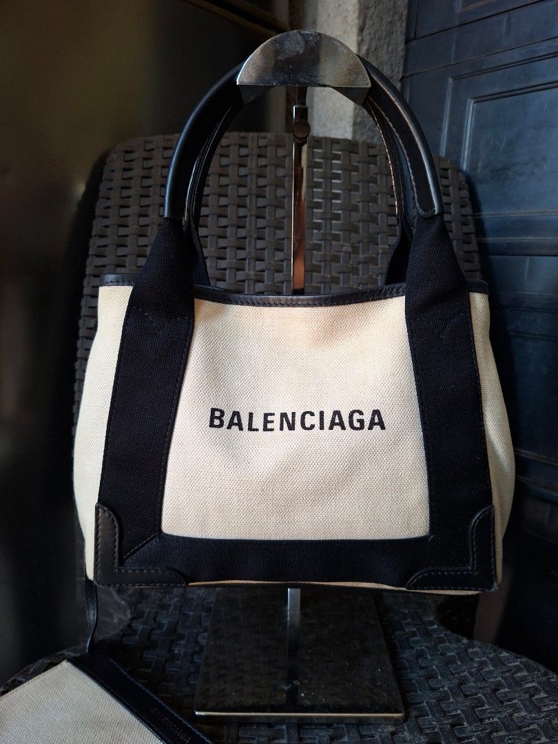 Authentic balenciaga cabas tote bag (Category: Luxury Bags & Wallets) located in Panabo. Submitted by creticalfinds (Listing ID 1465478374, Image 2). Description: Authentic balenciaga cabas tote bag.