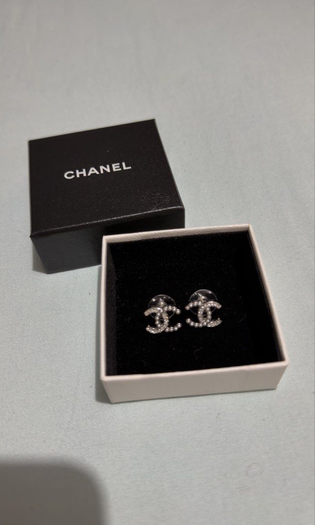 Authentic Chanel CC Earrings (Category: Earrings) located in Angat. Submitted by shopmyclosetbykris (Listing ID 1464848922, Image 1). Description: Purchased from Komehyo Japan (2022) Condition: Like new, no any flaw to mention With box Will send more actual photos upon request Guranteed Auth, has chanel serial markings at the back 15,500! LP posted! Location: Baliwag Bulacan Meet ups within Bulacan .