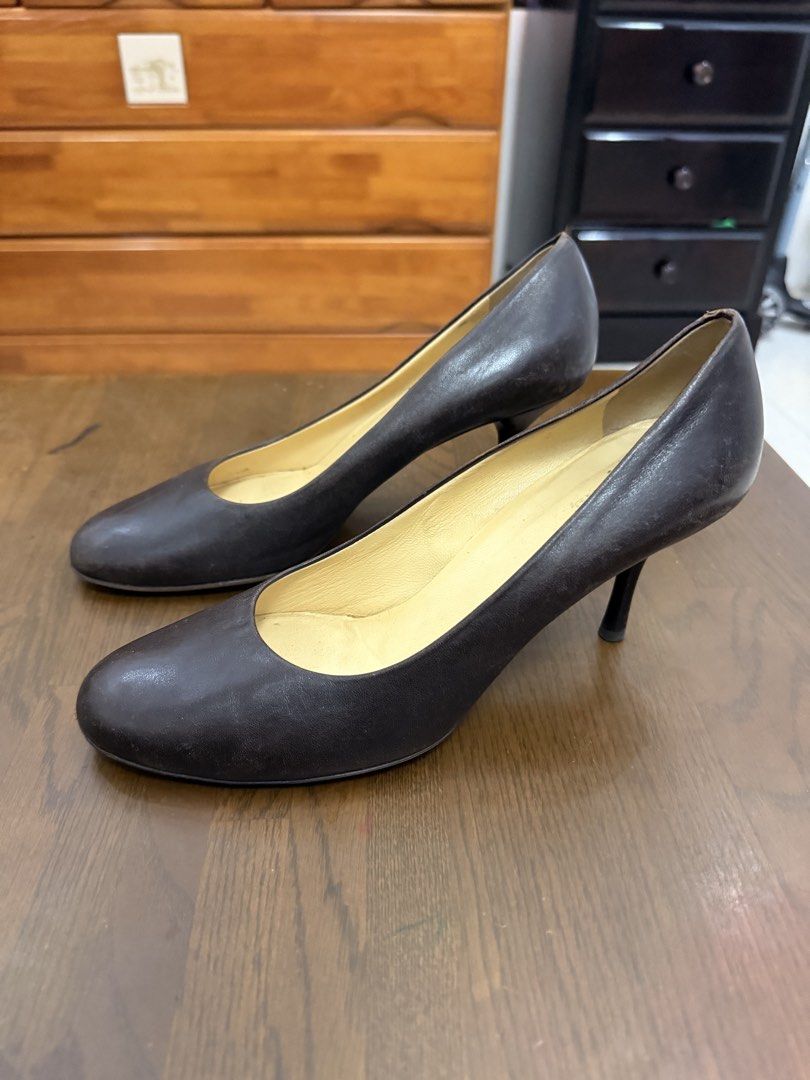 Authentic Gucci Brown leather heels pumps (Category: Sneakers & Footwear) located in San Pablo. Submitted by iamtrina (Listing ID 1465406150, Image 2). Description: Size Eu 37.5 24.5cm insole length 3” heel height Needs shoe shine.