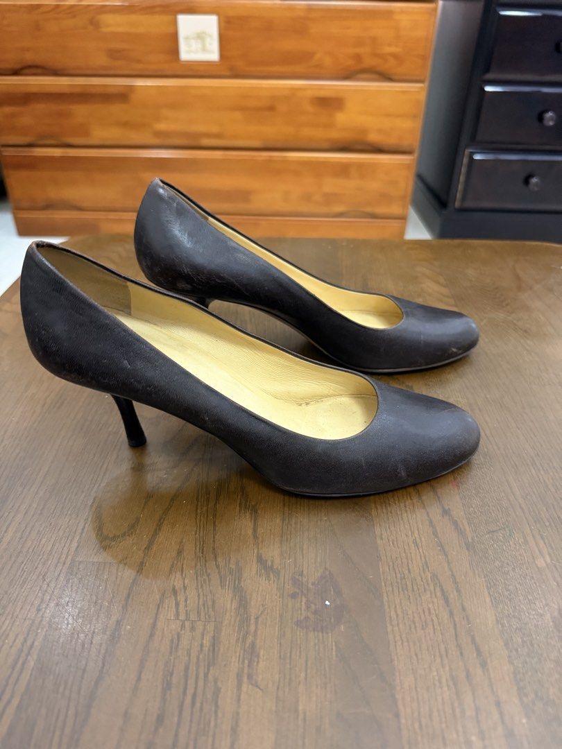 Authentic Gucci Brown leather heels pumps (Category: Sneakers & Footwear) located in San Pablo. Submitted by iamtrina (Listing ID 1465406150, Image 3). Description: Size Eu 37.5 24.5cm insole length 3” heel height Needs shoe shine.