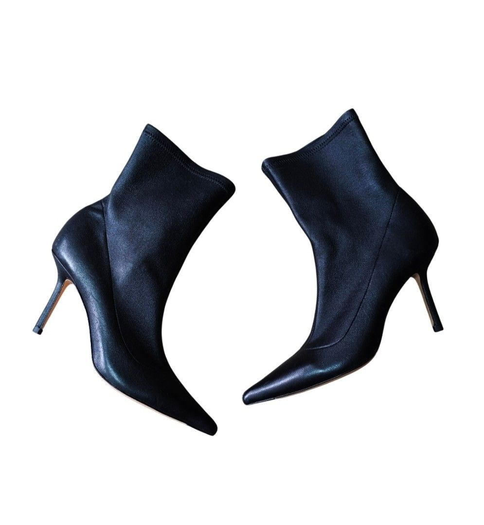 Authentic JIMMY CHOO ankle leather .booties (Category: Sneakers & Footwear) located in Caloocan City. Submitted by modishthriftstore (Listing ID 1463647040, Image 1). Description: Best fit Size 6 .NO TO LOW BALLERS pls Like New Condition/ NO FLAWS, NO iSSUES Stretchable leather, NO ZIPPER Guaranteed Authentic Very Classy & comfortable Brand new SRP: P45, 000+ loc: Rainbow Village 5 North Caloocan.