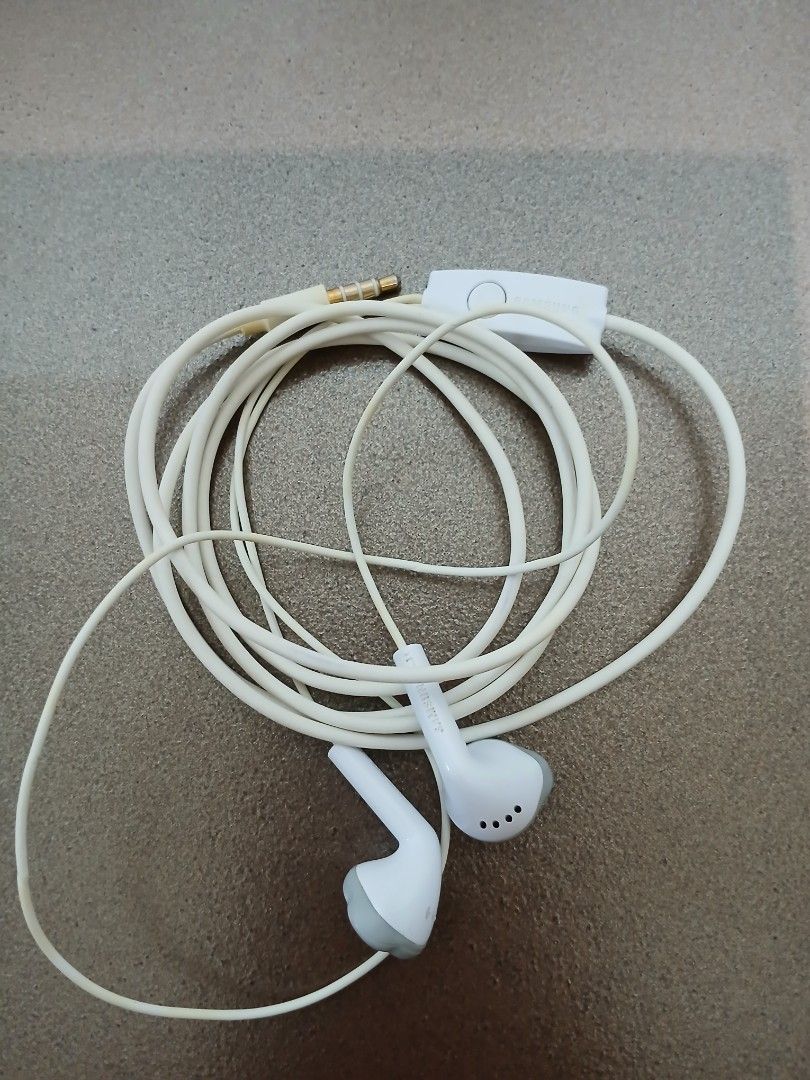 Authentic Samsung Headphones (Category: Headphones & Headsets) located in Manila. Submitted by ninetieskid4ever (Listing ID 1465390453, Image 1). Description: Authentic original Samsung headphones.