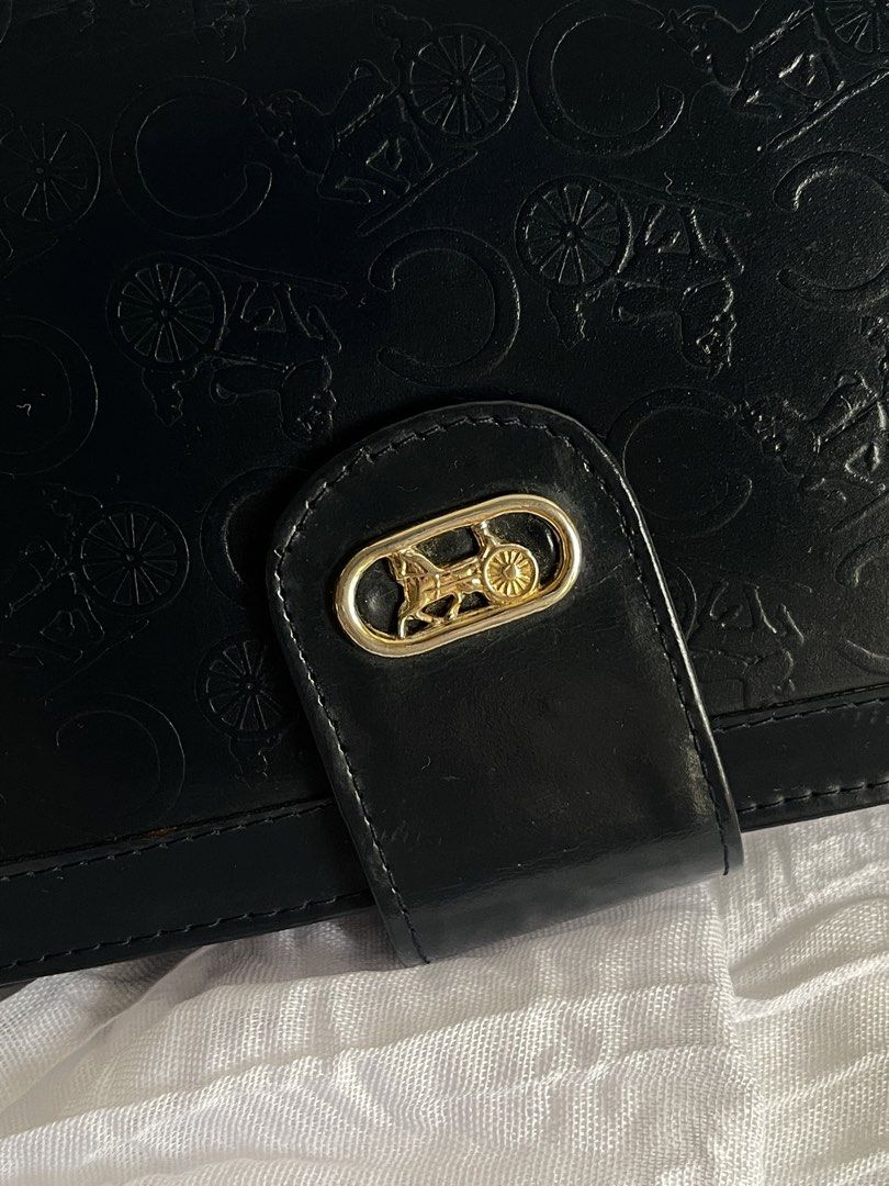 Authentic Vintage Celiné Wallet (Category: Luxury Bags & Wallets) located in Quezon City. Submitted by vintagemuseco.ph (Listing ID 1465474037, Image 2). Description: Cracks inside Clean outside Can be kili back (DIY niyo nalang) Sourced from Japan Ill give you tips :).