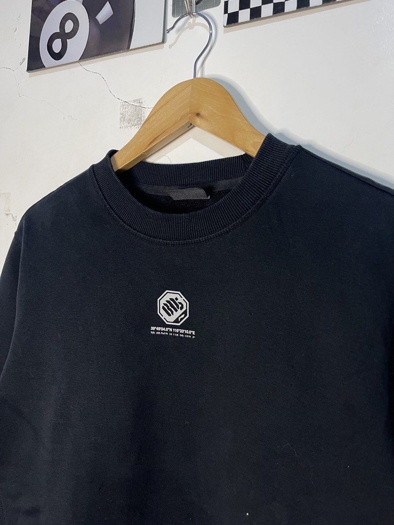 Badfive Li-Ning Black Sweatshirt XL (Category: Coats, Jackets and Outerwear) located in Cabagan. Submitted by blessingma81004 (Listing ID 1465399136, Image 3). Description: - Brand: Li-Ning Badfive - Color: Black - Size: XL (Width: 21" x Length: 27") - Material: Comfortable cotton blend - Design: Coordinates graphic on chest with woven hem label - Details: Ribbed collar, cuffs, and hem - Condition: Clean, zero visible flaws or damage.