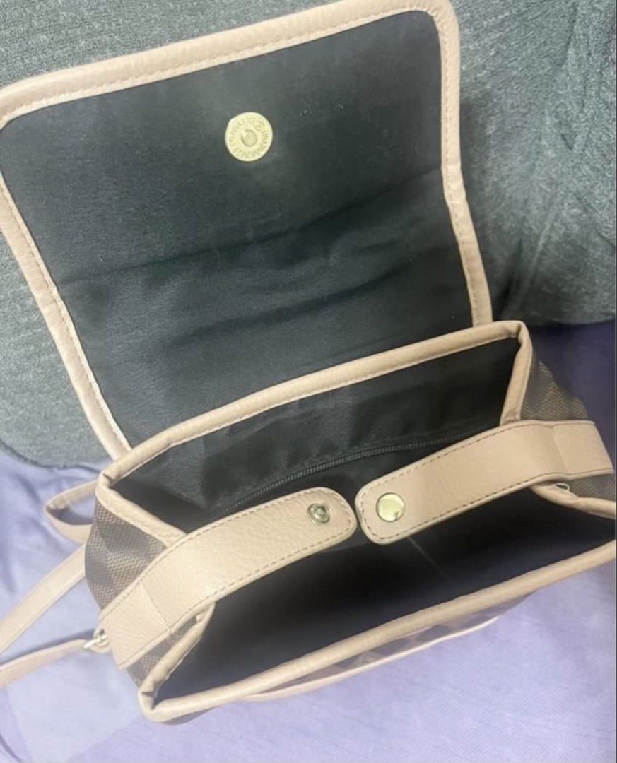 Bag (Category: Cross-body Bags) located in Makati City. Submitted by loushhh (Listing ID 1465390237, Image 3). Description: .