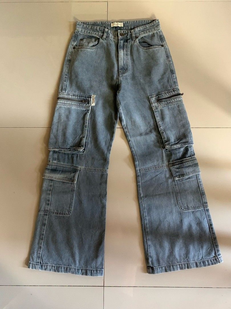Baggy Cargo Pants (Category: Jeans) located in Cebu City. Submitted by authentica.28 (Listing ID 1465529015, Image 1). Description: Cargo baggy Pants Details: 📋 waistline-30📐 length-41📐 thighs-11📐 hem-11📐 condition rate 10/10✔️ color rate 10/10✔️ issue:🙅 NOTE:❗️ •No free shipping •No COD •Payment first •MOP Gcash / Cash •Color may vary due to lighting •1-2 days reservation(need downpayment ₱100 per item) •No return/refund •All items are thr