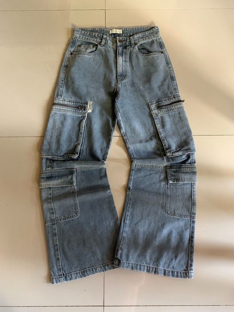 Baggy Cargo Pants (Category: Jeans) located in Cebu City. Submitted by authentica.28 (Listing ID 1465529015, Image 3). Description: Cargo baggy Pants Details: 📋 waistline-30📐 length-41📐 thighs-11📐 hem-11📐 condition rate 10/10✔️ color rate 10/10✔️ issue:🙅 NOTE:❗️ •No free shipping •No COD •Payment first •MOP Gcash / Cash •Color may vary due to lighting •1-2 days reservation(need downpayment ₱100 per item) •No return/refund •All items are thr