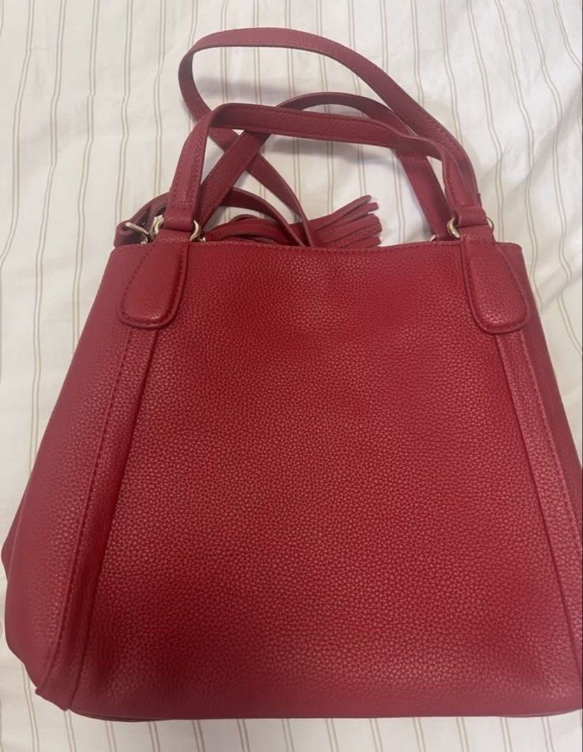 Bags (Category: Cross-body Bags) located in Makati City. Submitted by loushhh (Listing ID 1465388917, Image 3). Description: .