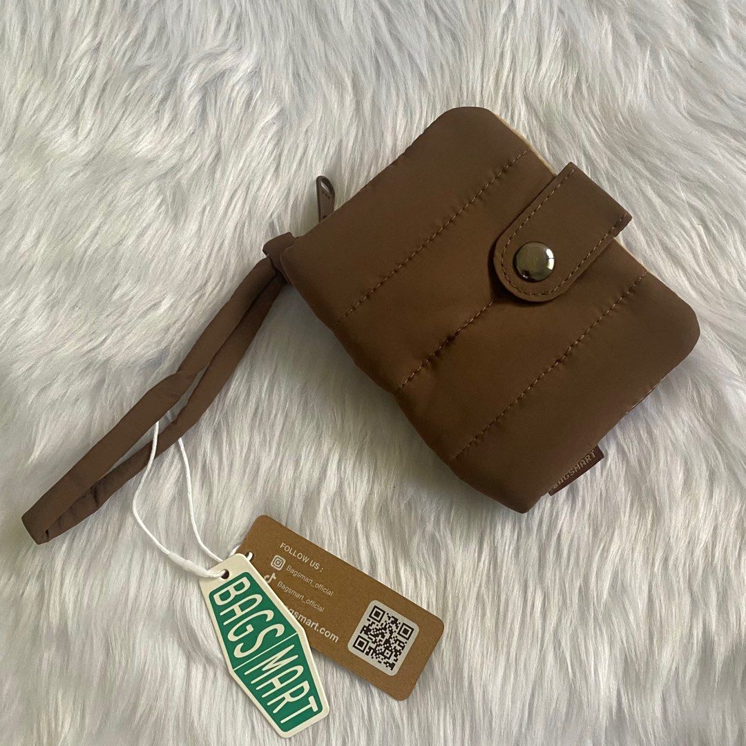 Bagsmart Puffer Wallet (Category: Wallets & Card holders) located in Kalibo. Submitted by declutter_with_ella (Listing ID 1465428034, Image 1). Description: Never been used. Kakabili lang. 📍Aklan.