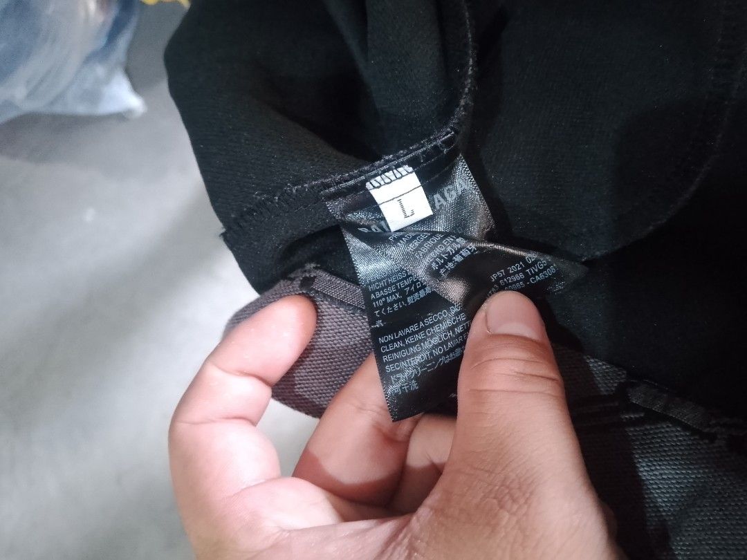 Balenciaga (Category: Luxury Apparel) located in Aguinaldo. Submitted by johnpaulro63128 (Listing ID 1465383663, Image 3). Description: .