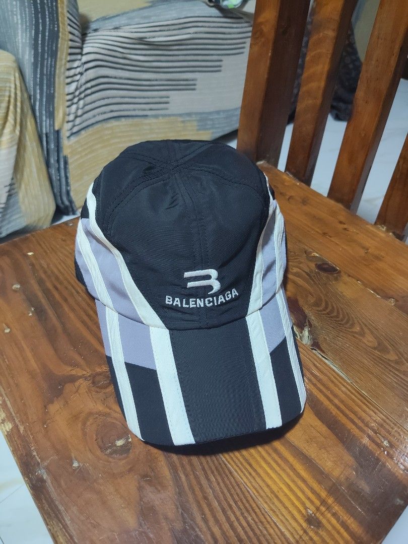 Balenciaga 3B baseball cap (Category: Luxury Apparel) located in Paranaque City. Submitted by reymart_1 (Listing ID 1465404511, Image 1). Description: -3b baseball cap -Like new condition -like new color rate -no dents -no issue -adjustable strap -very good for outing.