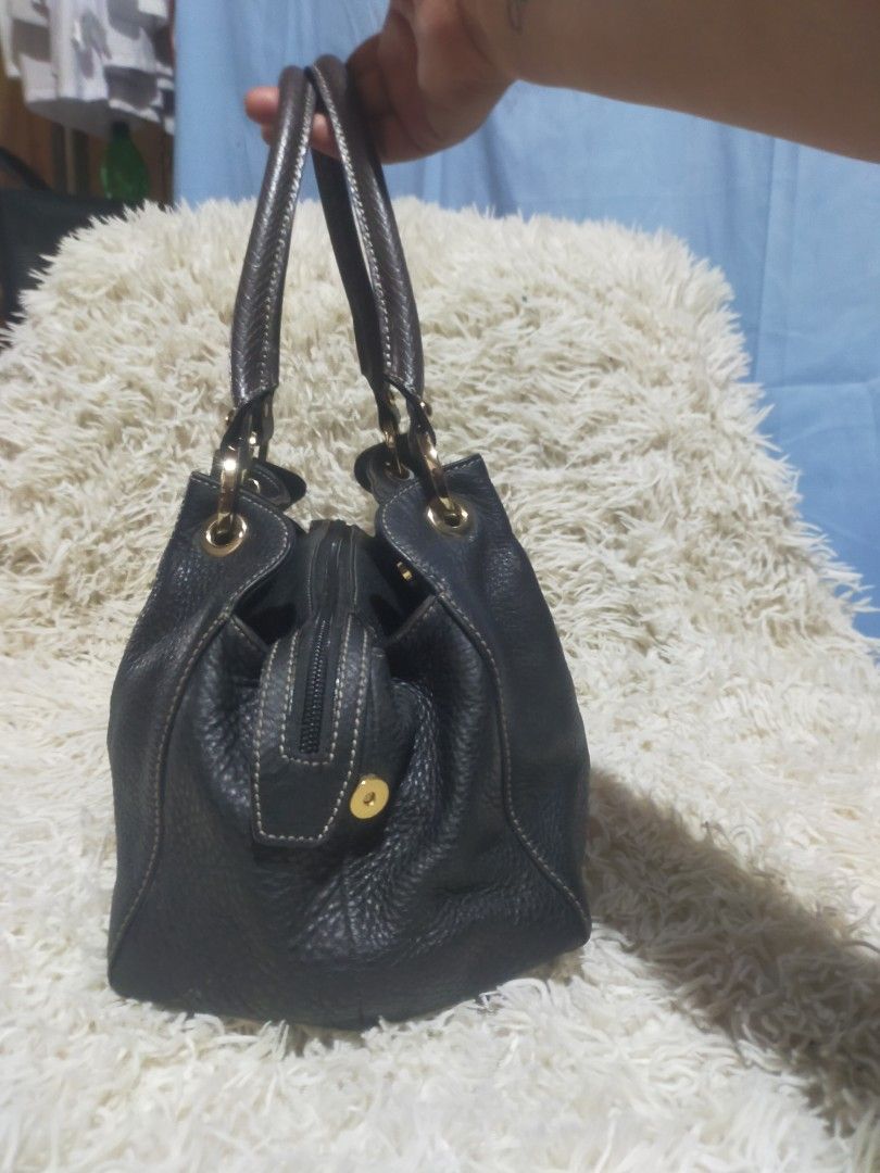 Balenciaga hand bag (Category: Luxury Bags & Wallets) located in Manila. Submitted by darleng.d228ef (Listing ID 1465383857, Image 2). Description: .