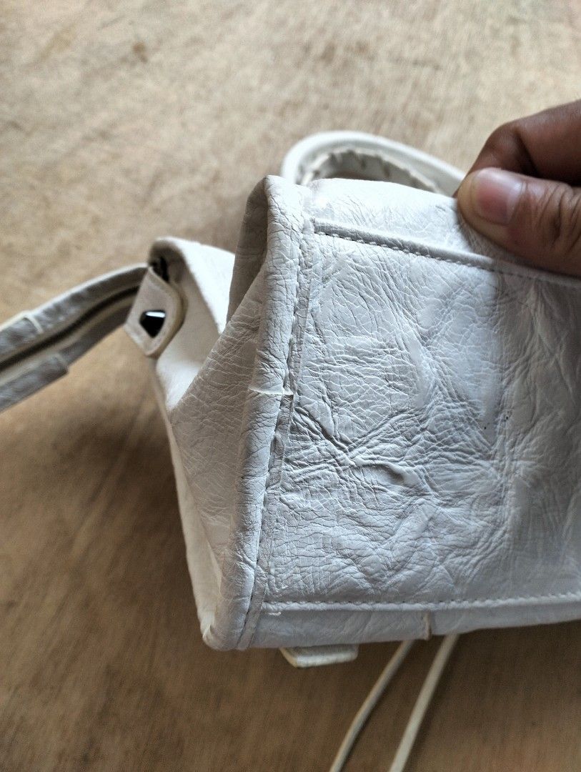 Balenciaga insp (Category: Shoulder Bags) located in San Carlos City. Submitted by guioverlua72920 (Listing ID 1465398039, Image 3). Description: Balenciaga insp no sling no mirror excellent condition ang bag no issue ang bag ₱800 free ship location San Carlos city Negros Occidental.