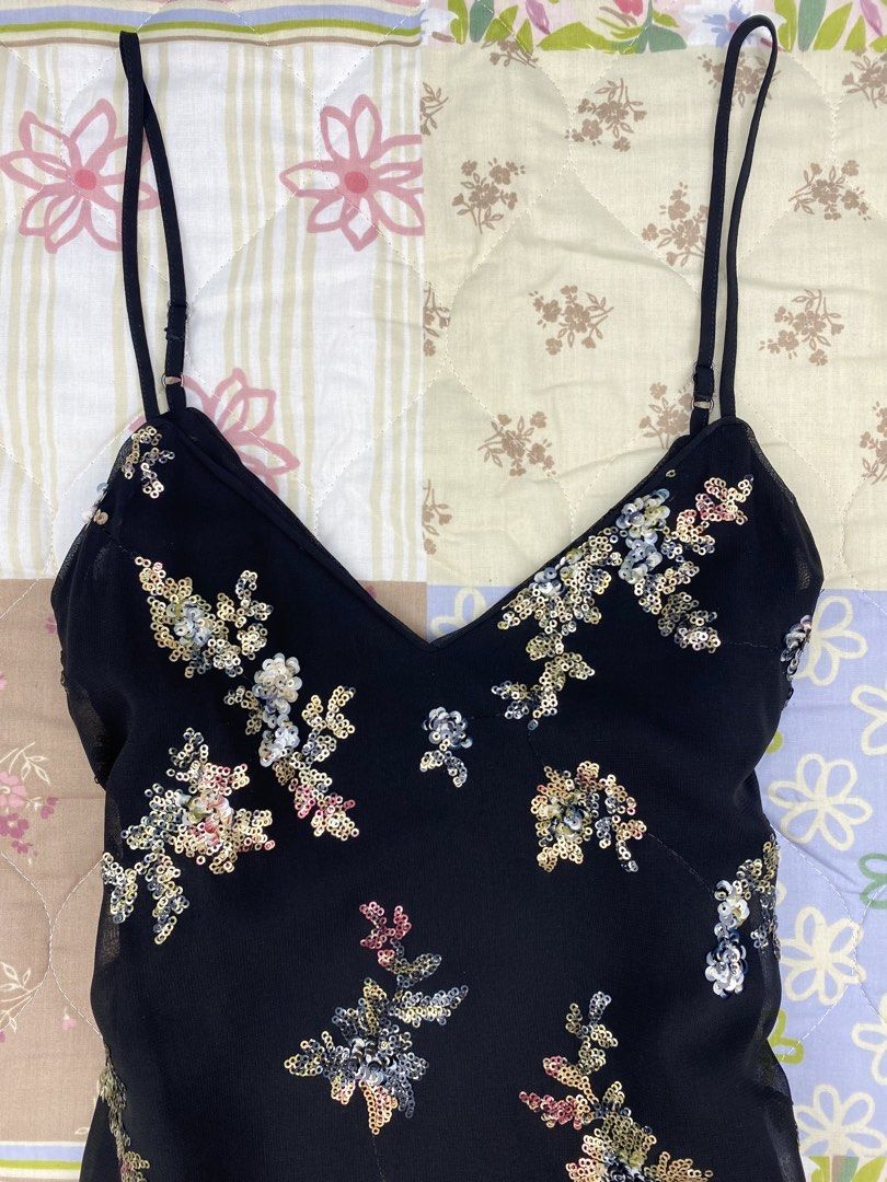 Banana Republic Beaded Mesh Cami Top (Category: Sleeveless) located in Angeles City. Submitted by fruits.ph (Listing ID 1465439903, Image 3). Description: Measurements B:16.5” W:16” L:16” Size on Tag: XS Best Fit: S-M *Flat lay measurements* Mannequin Size: M (34”; 25”) Color Rate: 10/10 Flaws: None Fabric Type: Mesh/ Non Stretch Fabric ***Color may vary due to lighting. This item is properly washed and disinfected.*** .