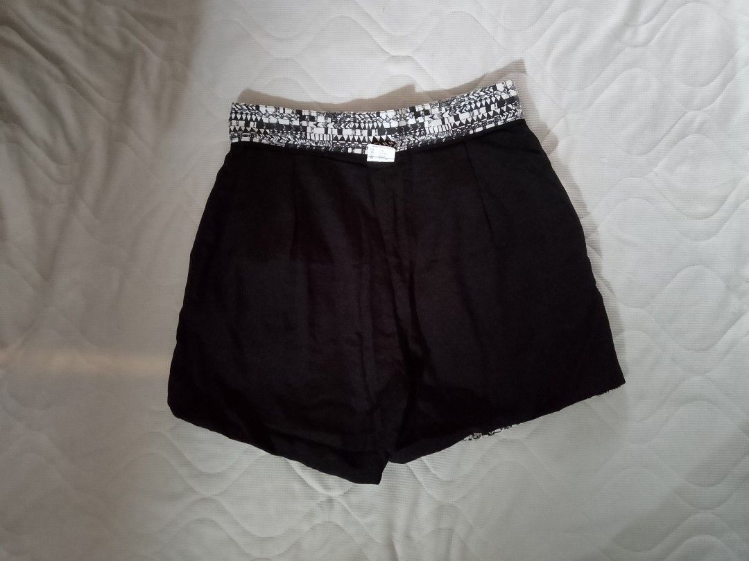 Bblack and White Patterned Short (Category: Shorts) located in Aroroy. Submitted by itsyviii (Listing ID 1465532621, Image 2). Description: • Fabric: Structured woven blend of 98% Cotton and 2% Spandex (Elastane), featuring a smooth 100% Polyester lining. • Size: US 4 (corresponding to Chinese size 160/70A). • Condition: Excellent pre-owned condition with crisp, vibrant high-contrast black and white print, an intact care label, and clean, unfraye