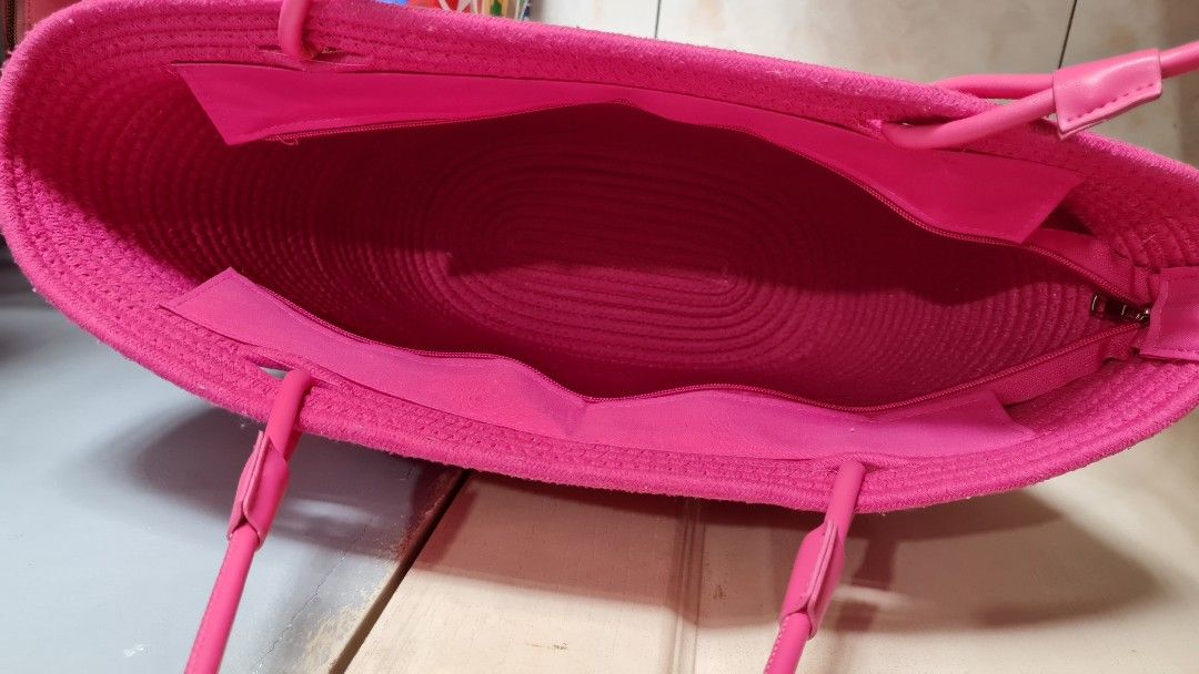 Beach Bag in Fuscia pink (Category: Tote Bags) located in Quezon City. Submitted by missmaui (Listing ID 1465460395, Image 3). Description: Used once GM size zipper closure.